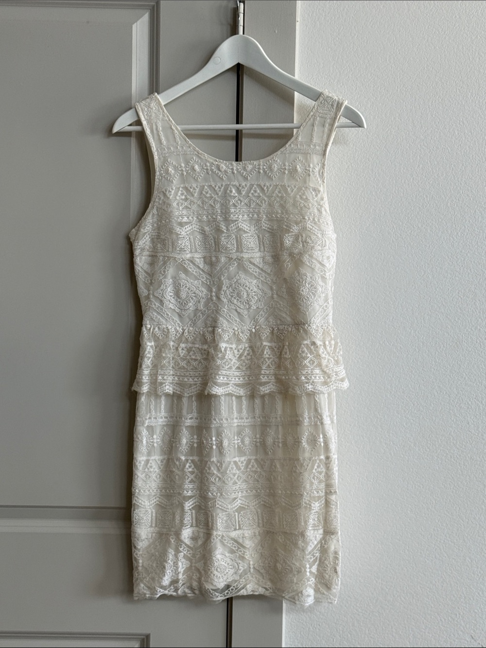 American Eagle Outfitters Cream Lace Peplum Mini Dress - Like New Size 6 ✨